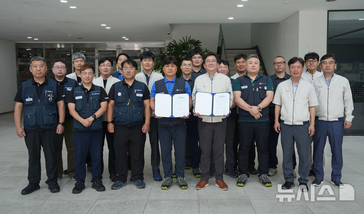 [광주=뉴시스]모비언트 공경용 대표이사(앞줄 오른쪽 세번째)와 임직원이 2일 광주광역시 광산구 모비언트 본사에서 ‘2025년 단체교섭 조인식 및 고용상생협약 체결식’을 개최한 후 기념사진을 찍고 있다. 사진=모비언트 제공