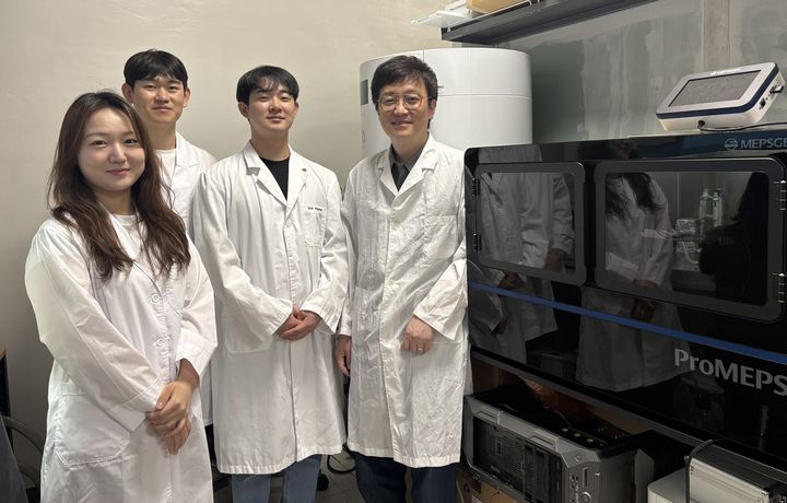 [서울=뉴시스] 고려대학교 정석 교수 연구팀과 프로멥스 (사진=멥스젠 제공) 2025.09.03. photo@newsis.com *재판매 및 DB 금지