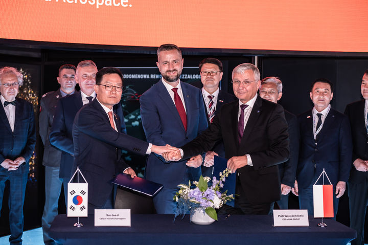[서울=뉴시스] 2일(현지 시간) 폴란드 키엘체 국제 방위산업 전시회(MSPO 2025)에서 열린 천무 유도탄 생산을 위한 현지 합작법인 계약식에서 손재일 한화에어로스페이스 대표(앞줄 왼쪽), 코시니악 카미슈 국방부 장관 겸 부총리(앞줄 가운데), 피오트르 보이첵 WB그룹 회장(앞줄 오른쪽) 등 관계자들이 기념촬영하고 있다. (사진=한화에어로스페이스 제공) 2025.9.3. photo@newsis.com *재판매 및 DB 금지