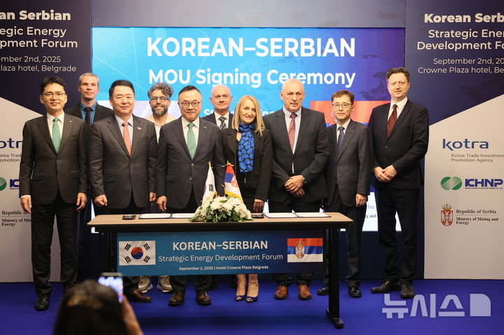 [세종=뉴시스]한수원이 2일(현지시간) 세르비아 에너지광업부와 원자력 및 수소 분야 MOU를 체결했다. ((첫째줄 왼쪽에서 세 번째부터) 황주호 한수원 사장, 소냐 블라호비치(Sonja Vlahoviċ)세르비아 에너지광업부 차관, 벨라 발린트(Béla Bálint)세르비아 과학기술개발혁신부 장관)(사진=한수원 제공)