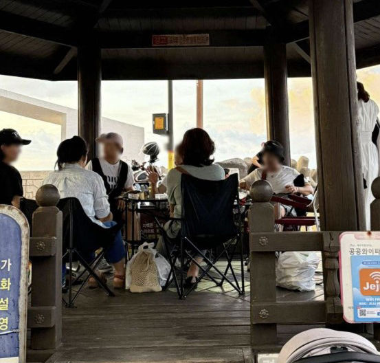 [서울=뉴시스] 제주에서 공용 쉼터인 정자에 캠핑용 탁자와 의자 등을 펼치고 자리를 독차지한 관광객들이 포착돼 누리꾼들의 공분을 사고 있다. (사진=온라인 커뮤니티 갈무리) 2025.09.03 *재판매 및 DB 금지