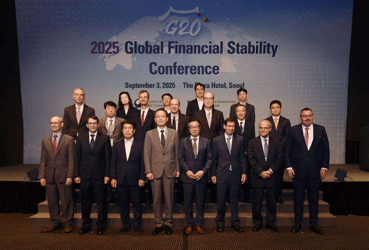 이형일 기획재정부 1차관이 3일 오전 서울 중구 더플라자 호텔에서 열린 '2025 G20 글로벌 금융안정 컨퍼런스'에서 참석자들과 기념촬영을 하고 있다.(사진 : 기재부 제공) 2025.9.3. *재판매 및 DB 금지