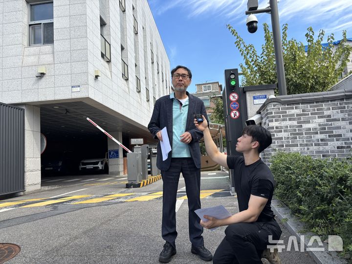 [서울=뉴시스] 서지수 인턴기자 = 김순환 서민민생대책위원회(서민위) 사무총장이 3일 오전 서울 종로구 서울경찰청 안보수사대 앞에서 이재명 대통령 외환죄 고발인 조사에 앞서 기자회견을 하고 있다. 2025.09.03. photo@newsis.com