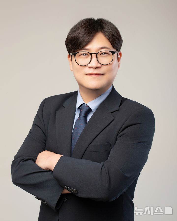 [전주=뉴시스]윤난슬 기자 = 전북대학교는 김희대 교수 연구팀(반도체과학기술학과)이 영국 요크대학교와 함께 양자공학과 인공지능(AI) 융합기술을 주제로 국제 공동연구에 나선다고 3일 밝혔다. (사진=전북대 제공) photo@newsis.com 