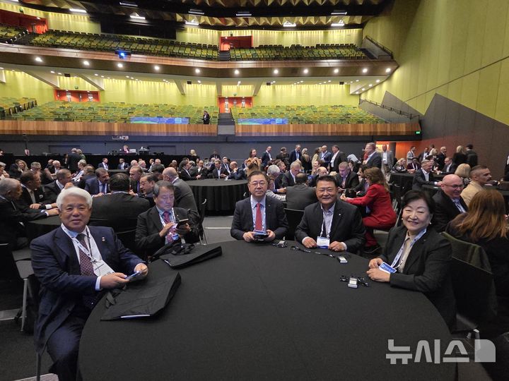 [전주=뉴시스] 김정태 전주상의 회장(왼쪽)이 호주 멜버른에서 열리고 있는 세계상공회의소 총회(WCC)에서 참석해 2036년 전주하계올림픽 홍보하고 있다. (사진= 전주상공회의소 제공) *재판매 및 DB 금지