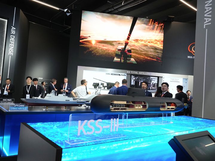[서울=뉴시스] 동유럽 최대 방산전시회 폴란드 'MSPO 2025' 행사장 내 한화오션 부스. (사진=한국방위산업진흥회 제공) 2025.09.03. photo@newsis.com&nbsp; *재판매 및 DB 금지