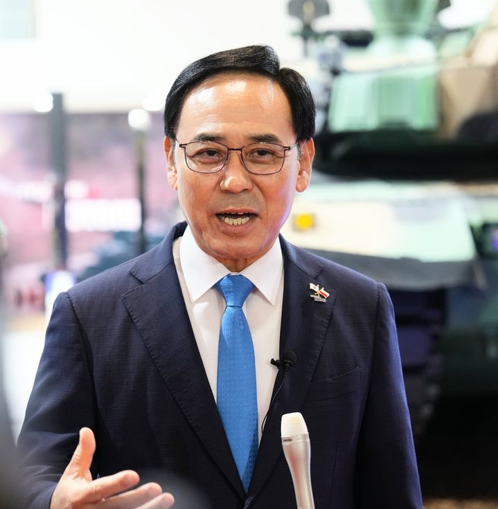 [서울=뉴시스] 동유럽 최대 방산전시회 폴란드 'MSPO 2025' 행사장에서 이용배 현대로템 대표이사가 국내 언론과 인터뷰를 하고 있다. (사진=한국방위산업진흥회 제공) 2025.09.03. photo@newsis.com *재판매 및 DB 금지