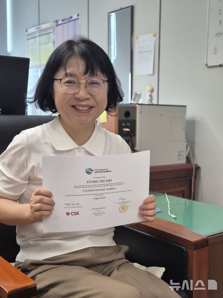 [울산=뉴시스] 구미현 기자 = 세계 유일의 감사 전문 자격증인 국제공인내부감사사 자격을 취득한 김경희 울산시교육청 감사관이 3일 뉴시스와 인터뷰에서 자격증을 들고 기념촬영을 하고 있다. 2025.09.03. gorgeouskoo@newsis.com