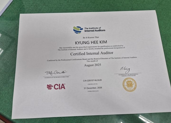 [울산=뉴시스] 구미현 기자 = 울산시교육청 김경희 감사관이 세계 유일의 감사 전문 자격증인 국제공인내부감사사(CIA) 자격을 취득했다. 김 감사관이 취득한 자격증. 2025.09.03. gorgeouskoo@newsis.com *재판매 및 DB 금지