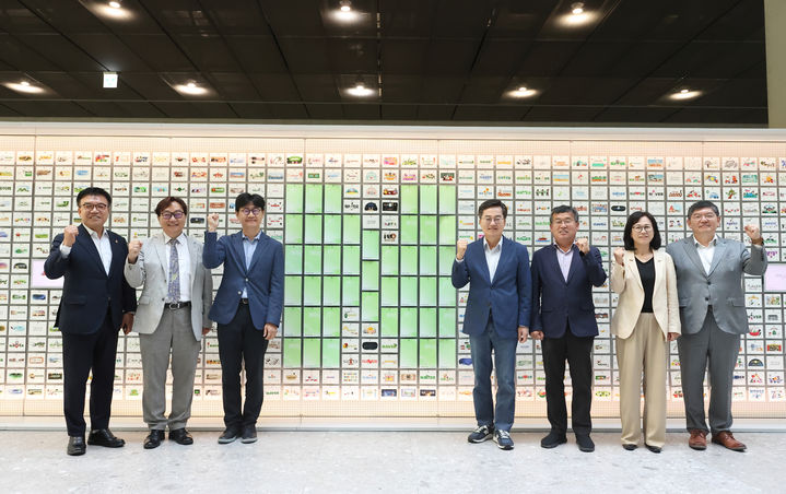 [수원=뉴시스]3일 오전 네이버 1784에서 열린 2025년 제2차 경기도 기후위기대응위원회 전체회의에서 김동연 경기도지사와 기후위기대응위기 위원회 위원들과 함께 기념촬영을 하고 있다.(사진=경기도 제공) 2025.09.04. photo@newsis.com *재판매 및 DB 금지