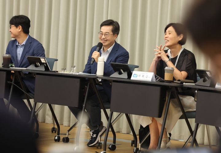 [수원=뉴시스] 3일 오전 네이버 1784에서 열린 2025년 제2차 경기도 기후위기대응위원회 전체회의에서 김동연 경기도지사가 인사말을 하고 있다. (사진=경기도 제공) 2025.09.03. photo@newsis.com&nbsp; *재판매 및 DB 금지