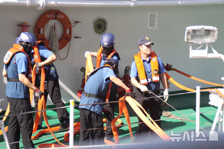 [강릉=뉴시스] 이순철 기자 = 3일 동해해경 소속 5000톤급 경비함 삼봉호가 가뭄으로 인해 재난사태가 선포된 강릉 홍제정수장에 물을 공급하기 준비하고 있다.2025.09.03.grsoon815@newsis.com