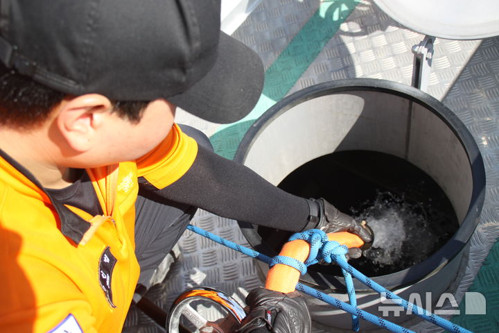 [강릉=뉴시스] 이순철 기자 = 3일 동해해경 소속 5000톤급 경비함 삼봉호가 가뭄으로 인해 재난사태가 선포된 강릉 홍제정수장에 물을 공급하기 소방차 물탱크에 물을 급수하고 있다.2025.09.03.grsoon815@newsis.com