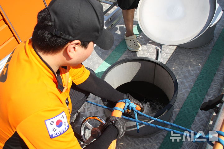 [강릉=뉴시스] 이순철 기자 = 3일 동해해경 소속 5000톤급 경비함 삼봉호가 가뭄으로 인해 재난사태가 선포된 강릉 홍제정수장에 물을 공급하기 위해 소방차 물탱크에 물을 급수하고 있다.2025.09.03.grsoon815@newsis.com