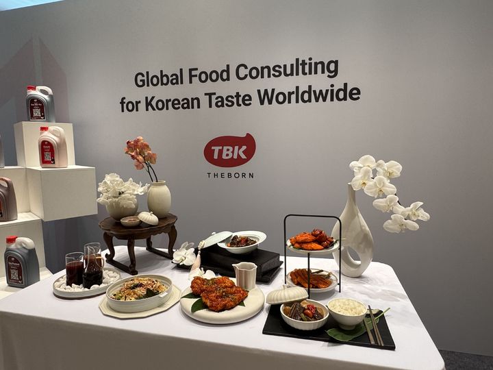 [서울=뉴시스] TBK소스 제품과 이를 활용한 메뉴. (사진=뉴시스) *재판매 및 DB 금지