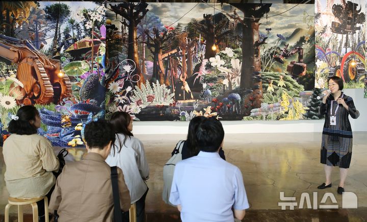 [청주=뉴시스] 서주영 기자 = 충북 청주공예비엔날레조직위원회가 3일 문화제조창 본관 3층에서 '2025 청주공예비엔날레' 개막을 하루 앞두고 프레스 투어를 진행하고 있다. 2025.09.03. juyeong@newsis.com