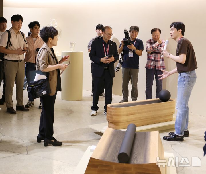 [청주=뉴시스] 서주영 기자 = 충북 청주공예비엔날레조직위원회가 3일 문화제조창 본관 3층에서 '2025 청주공예비엔날레' 개막을 하루 앞두고 프레스 투어를 진행하고 있다. 2025.09.03. juyeong@newsis.com