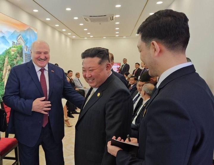 [서울=뉴시스] 김정은 북한 국무위원장(가운데)이 3일 중국 베이징에서 열린 전승절 80주년 기념 열병식 전 알렉산드르 루카셴코 벨라루스 대통령(왼쪽)에게 북한 방문을 요청했다. (사진=벨라루스 대통령 취재단 텔레그램 채널 갈무리) 2025.09.03. *재판매 및 DB 금지