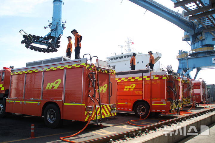 [강릉=뉴시스] 이순철 기자 = 지난 3일 동해해경 소속 5000톤급 경비함 삼봉호가 가뭄으로 인해 재난사태가 선포된 강릉 홍제정수장에 물을 공급하기 위해 소방차 물탱크에 물을 급수하고 있다.2025.09.03.grsoon815@newsis.com