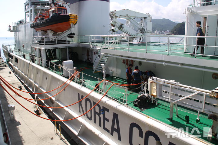 [강릉=뉴시스] 이순철 기자 = 3일 동해해경 소속 5000톤급 경비함 삼봉호가 가뭄으로 인해 재난사태가 선포된 강릉 홍제정수장에 물을 공급하기 위해 소방차 물탱크에 물을 급수하고 있다.2025.09.03.grsoon815@newsis.com