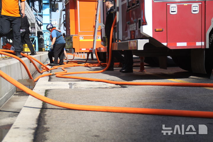 [강릉=뉴시스] 이순철 기자 = 3일 동해해경 소속 5000톤급 경비함 삼봉호가 가뭄으로 인해 재난사태가 선포된 강릉 홍제정수장에 물을 공급하기 위해 소방차 물탱크에 물을 급수하고 있다.2025.09.03.grsoon815@newsis.com