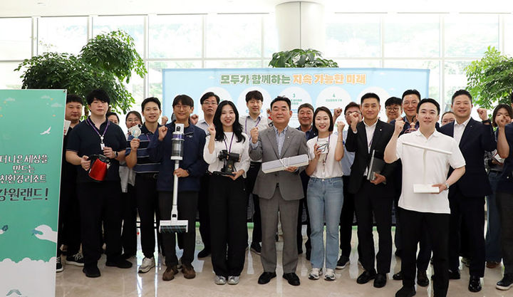 3일 강원랜드 최철규 대표이사 직무대행을 비롯한 임직원들이 ‘자원순환의 날’을 맞아 폐전기·전자제품 자원순환 캠페인을 펼치고 있다.(사진=강원랜드 제공)&nbsp; *재판매 및 DB 금지