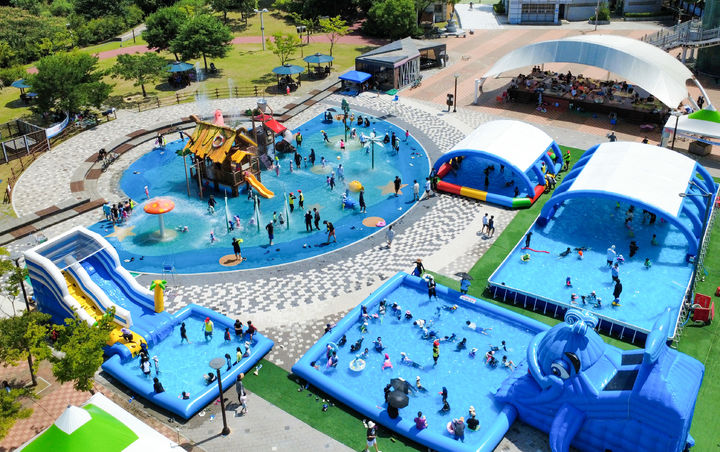 [대전=뉴시스] 조명휘 기자 = 대전 유성구 동화울수변공원 물놀이장에서 어린이와 가족 단위 방문객들이 물놀이를 즐기고 있다. (사진= 유성구 제공) 2025.09.03. photo@newsis.com *재판매 및 DB 금지