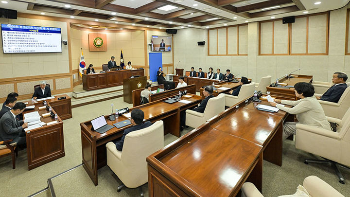 정선군의회가 3일 군의회 본회의장에서 제1차 본회의를 열어 제309회 임시회 회기를 개회하고 있다.(사진=정선군 제공) *재판매 및 DB 금지