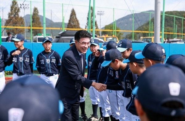 [계룡=뉴시스]4일부터 9일까지 6일간 계룡대 야구장에서 '제21회 계룡시장기 전국리틀야구대회'를 열린다. 이응우 계룡시장이 계룡리틀야구단을 격려하고 있다. 2025. 09. 03 photo@newsis.com *재판매 및 DB 금지