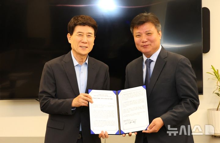 [포항=뉴시스] 송종욱 기자 = 경북 포항의 철강 산업이 글로벌 공급 과잉과 미국의 50% 고율 관세라는 전례 없는 위기에 직면한 가운데 이강덕 시장이 미국 워싱턴 D.C.를 방문해 철강 산업 보호와 지역 기업 판로 확대를 위한 절박한 행보에 나섰다. 사진은 이 시장이 지난 2일(현지 시각) KOTRA 북미지역본부를 방문해 한국 철강 산업의 현실을 설명하고, 관세 완화 건의서를 전달하는 모습. (사진=포항시 제공) 2025.09.03. photo@newsis.com