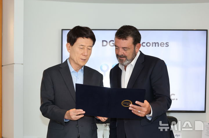 [포항=뉴시스] 송종욱 기자 = 경북 포항의 철강 산업이 글로벌 공급 과잉과 미국의 50% 고율 관세라는 전례 없는 위기에 직면한 가운데 이강덕 시장이 미국 워싱턴 D.C.를 방문해 철강 산업 보호와 지역 기업 판로 확대를 위한 절박한 행보에 나섰다. 사진은 이 시장이 지난 2일(현지 시각) 글로벌 정책 자문사 'DGA Group'을 방문해 한국 철강 산업의 현실을 설명하고, 관세 완화 건의서를 전달하는 모습. (사진=포항시 제공) 2025.09.03. photo@newsis.com