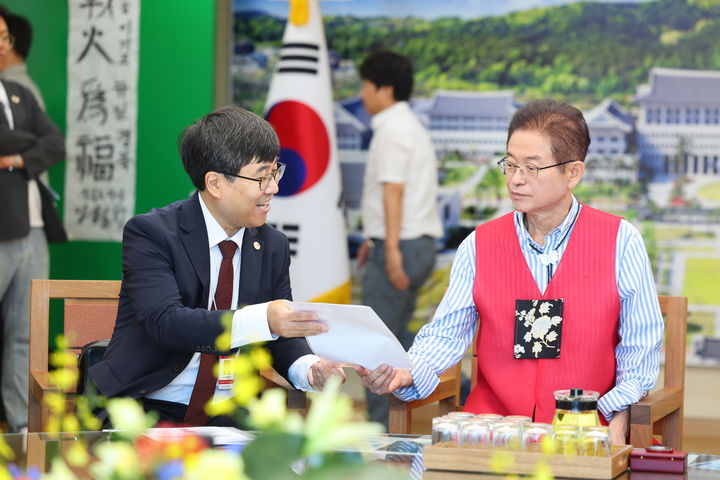 [안동=뉴시스] 이철우 경북지사가 3일 중국의 방송 매체와 인터뷰를 하고 있다. (사진=경북도 제공) 2025.09.03 photo@newsis.com *재판매 및 DB 금지