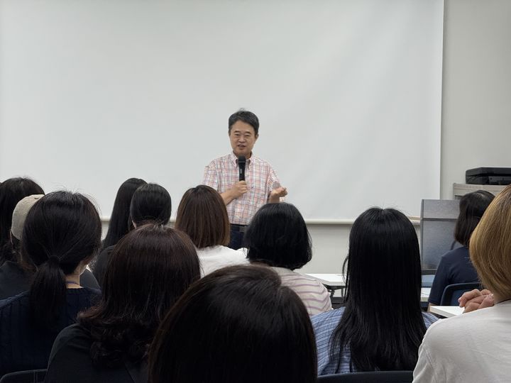 [양산=뉴시스] 권구형 양산지청장이 청년센터 청담에서 지역 쉼 청년 등 청년 30명을 대상으로 새출발, 청년과 함께하는 고용노동부 특강을 하고 있다. (사진=고용노동부 양산지청 제공) 2025.09.03. photo@newsis.com *재판매 및 DB 금지