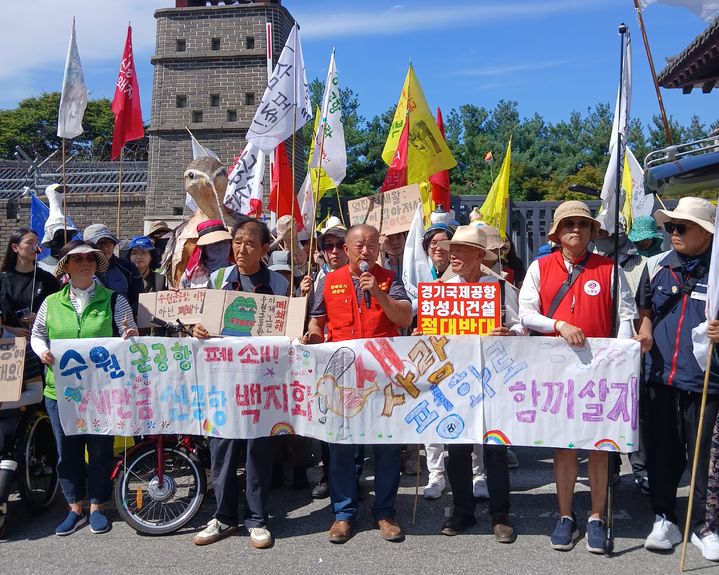[화성=뉴시스] 이상환 수원전투비행장 화성이전 반대 범시민대책위 위원장 등이 3일 수원시 세류동 제10전투비행단 앞에서 기자회견을 진행 중이다.(사진=범대위 제공).2025.09.03.photo@newsis.com *재판매 및 DB 금지