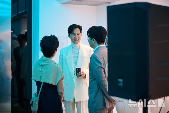 [서울=뉴시스] 퍼플렉시티가 3일 서울 강남구에 테마 카페 '카페 큐리어스'를 열었다고 밝혔다. 파트너사인 연예기획사 아티스트컴퍼니 사옥에 위치했으며 전날 리셉션에서 아티스트컴퍼니 설립자인 배우 이정재와 동료 연예인들도 함께했다. (사진=퍼플렉시티 제공)