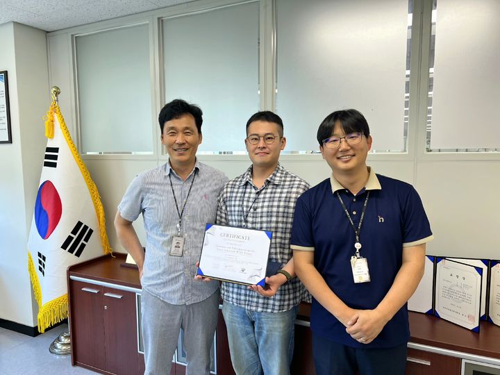 [대전=뉴시스] ETRI 연구진이 지능형 감시 국제대회에서 세계 1위를 차지했다.(왼쪽부터)대경권연구본부 변우진 본부장, 김상원 연구원, 김광주 AI인프라연구실장.(사진=ETRI 제공) *재판매 및 DB 금지