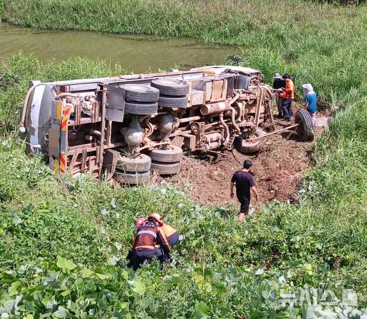 [청주=뉴시스] 하천변으로 추락한 살수차 (사진= 청주동부소방서 제공) 2025.09.03. photo@newsis.com *재판매 및 DB 금지