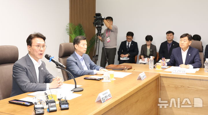 [군산=뉴시스] 김얼 기자 = 김민석(왼쪽) 국무총리가 3일 전북 군산시 새만금개발청을 방문해 모두발언을 하고 있다. (사진=전북사진기자단 공동취재) 2025.09.03. pmkeul@newsis.com