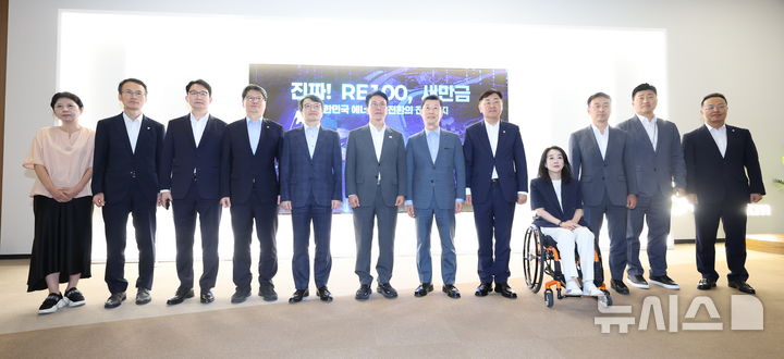 [군산=뉴시스] 김얼 기자 = 김민석(가운데) 국무총리를 비롯한 관계자들이 3일 전북 군산시 새만금개발청에서 열린 새만금 현장 방문에 앞서 기념촬영을 하고 있다. (사진=전북사진기자단 공동취재) 2025.09.03. pmkeul@newsis.com