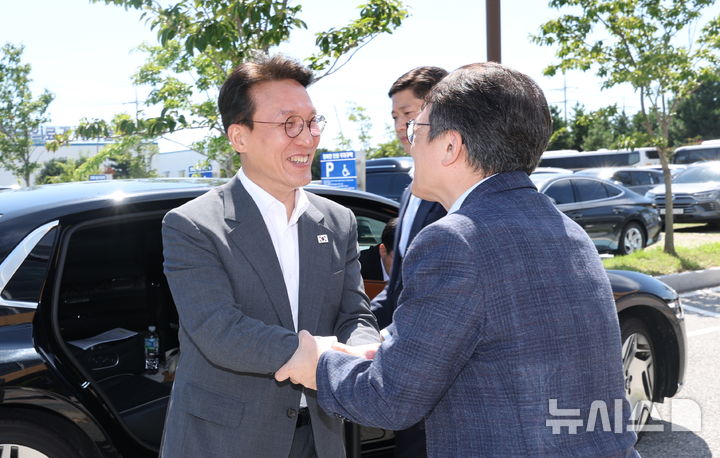 [군산=뉴시스] 김얼 기자 = 김민석 국무총리가 3일 전북 군산시 새만금개발청을 방문해 내빈들과 인사를 나누고 있다. (사진=전북사진기자단 공동취재) 2025.09.03. pmkeul@newsis.com