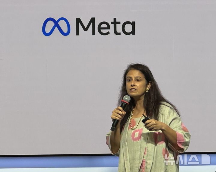 [서울=뉴시스] 윤정민 기자 = 프리앙카 발라 메타 아시아태평양(APAC) 지역 안전 정책 총괄이 3일 오후 서울 강남구 메타코리아 오피스에서 열린 '한국 청소년·여성 안전 라운드테이블'에서 메타가 청소년과 여성의 안전한 온라인 환경을 조성하기 위한 기술적 노력을 소개하고 있다. 2025.09.03. alpaca@newsis.com