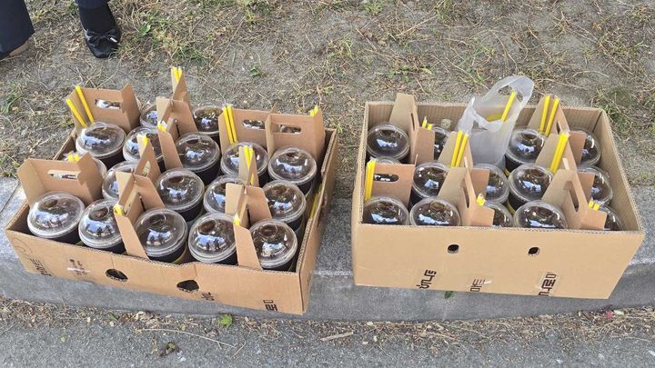 [강릉=뉴시스] 강릉 가뭄으로 인해 애쓰고 있는 강릉소방서 소방관들에게 전달된 기부물품.(사진=강릉소방서 제공)photo@newsis.com *재판매 및 DB 금지