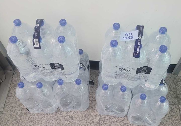 [강릉=뉴시스] 강릉 가뭄으로 인해 애쓰고 있는 강릉소방서 소방관을 위해 경기도 과천시에 거주하는 13세 정유찬 어린이가 유천119안전센터로 전달된 기부물품.(사진=강릉소방서 제공)photo@newsis.com *재판매 및 DB 금지