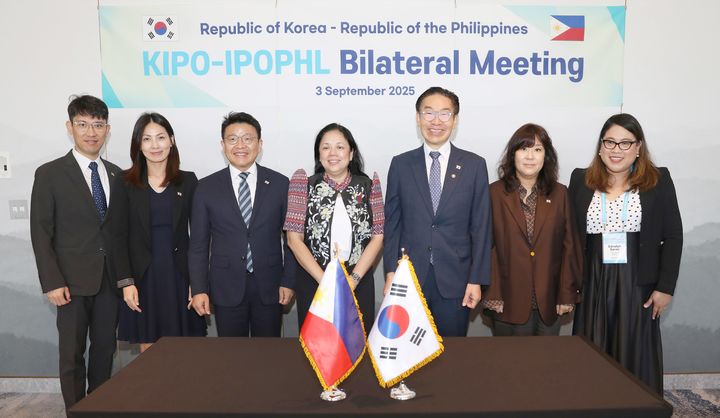 [서울=뉴시스] 김완기 특허청장(왼쪽서 다섯째)과 브리짓 다 코스타-빌랄루즈(Brigitte da Costa-Villaluz·왼쪽서 넷째) 필리핀 지식재산청장이 3일 호텔 나루 서울 엠갤러리에서 양자회담을 가진 뒤 양기관 관계자들과 기념촬영을 하고 있다.(사진=특허청 제공) *재판매 및 DB 금지