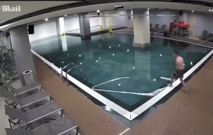 [뉴시스] 아버지와 아들이 워터파크에서 수영을 하는 모습이 보안 카메라에 포착됐다. (사진=데일리메일) 2025.09.02. *재판매 및 DB 금지