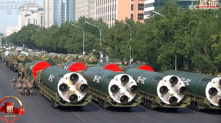 [서울=뉴시스] 3일 중국 베이징 전승절 80주년 열병식에 등장한 ICBM DF-5C.(출처: 중국 관영 CCTV 캡쳐) 2025.09.03.   *재판매 및 DB 금지