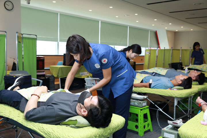 3일 NH투자증권 임직원들이 파크원 NH금융타워 4층 그랜드 홀에서 ‘사랑의 나눔, 헌혈행사’에 참여하고 있다. (사진=NH투자증권 제공) *재판매 및 DB 금지