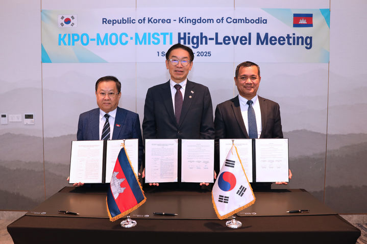 [서울=뉴시스] 김완기 특허청장(가운데)과 캄보디아 뽁 소반릿(Phork Sovanrith) 산업과학기술혁신부 차관(왼쪽 첫째), 옥 쁘럭찌어(Ouk Prachea) 상무부 차관이 고위급 회담 뒤 워크플랜을 들고 기념촬영을 하고 있다.(사진=특허청 제공) *재판매 및 DB 금지