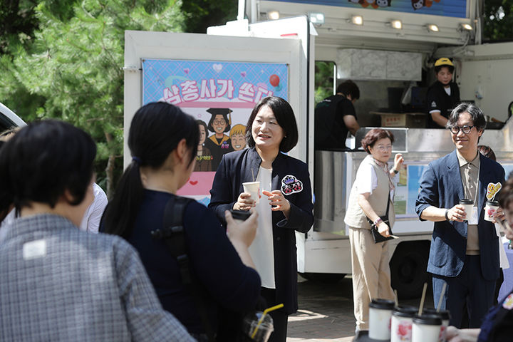 [서울=뉴시스] 서울여대 이윤선 총장이 학생들에게 떡볶이를 나눠주고 있다. (사진=서울여대 제공) 2025.09.03. photo@newsis.com *재판매 및 DB 금지