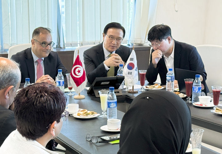 [수원=뉴시스] 임태희 경기도교육감이 튀니지 교육 관계자들을 만나 디지털 교육 협력 방안에 대해 논의하고 있다. 튀니지 교육의 3대 미래교육 방향인 디지털 인프라, 교육 콘텐츠, 교사 역량 강화 현황을 파악하고 경기교육과 협력하기로 했다. (사진=경기도교육청 제공) 2025.09.03. photo@newsis.com *재판매 및 DB 금지